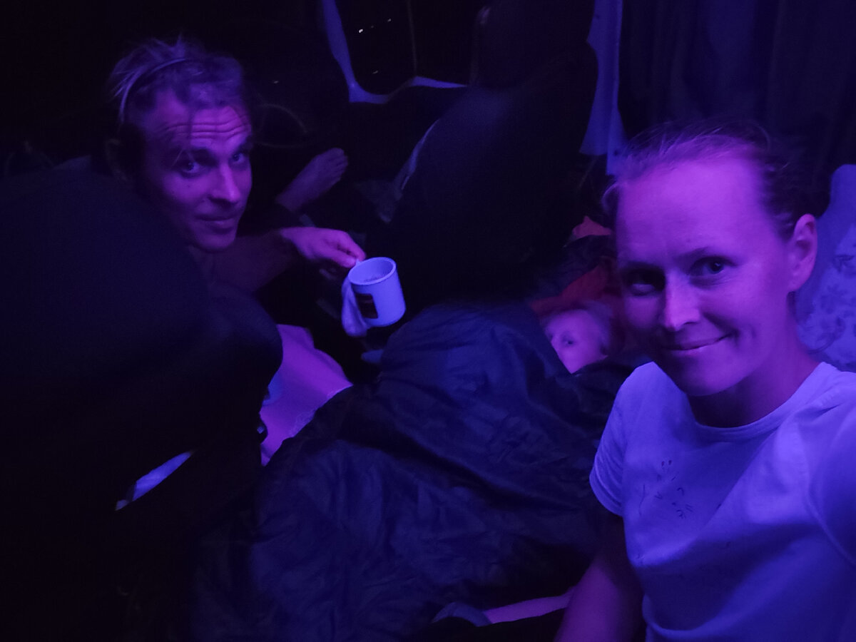 Прибыли мы ночью в 01.00, отметили прибытие легким винонградным с пузырьками (дети на чае естессно). 