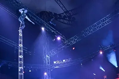     Циркач поставил рекорд Гиннесса, прокатившись на моноцикле высотой в 3 этажа