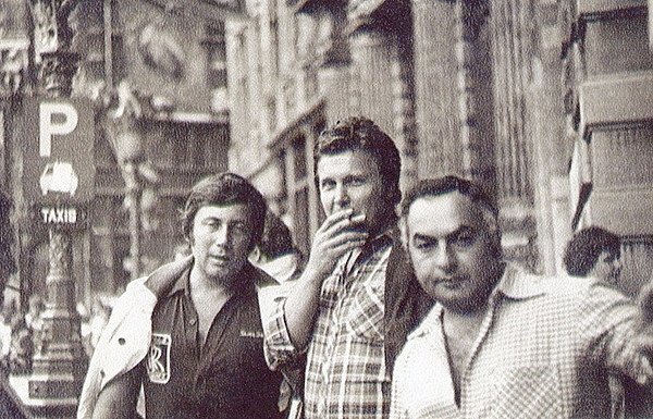 Начало 1942 года в Москве выдалось очень трудным: разрушенные после фашистских бомбежек здания, нехватка продуктов, холод.-5-3