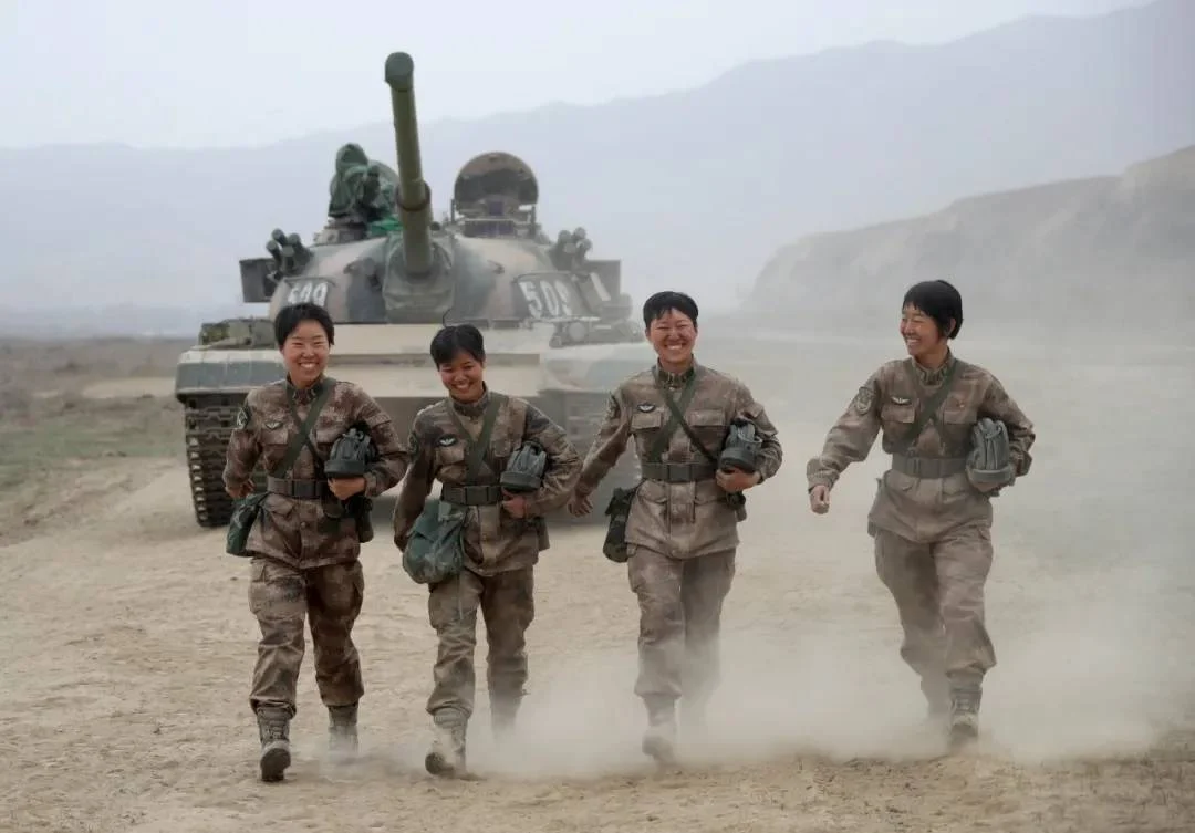 ZTZ88А и танкистки