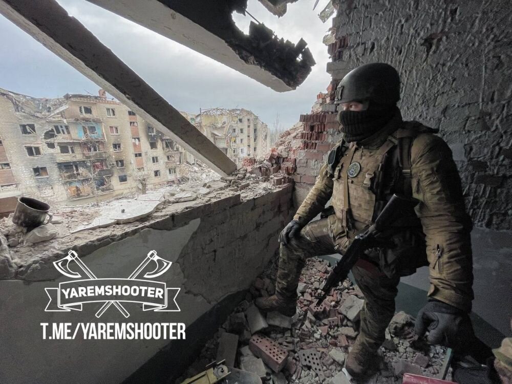Заглавное фото: Штурмовик ЧВК «Вагнер» в подъезде пятиэтажки Бахмута (Артемовска).