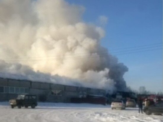     Большой пожар вспыхнул на складе в Ванино Хабаровского края. ФОТО: телеграм-канал @sovgavan