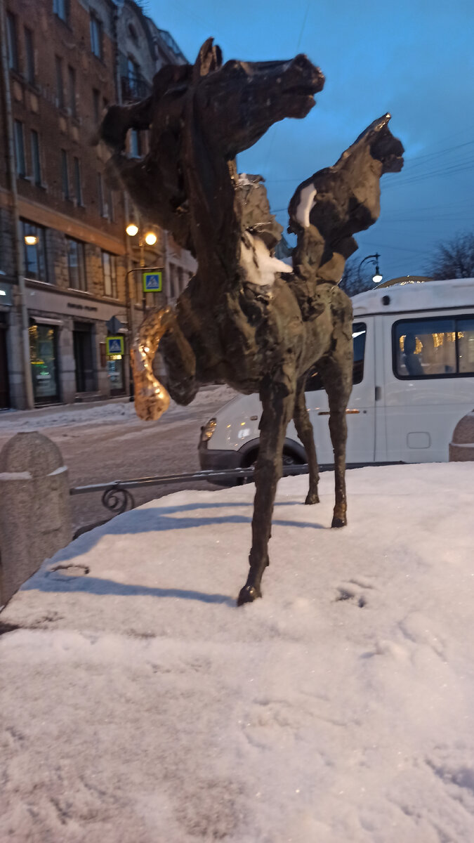 Пегас на Большой Конюшенной,Питер! Трите, девоньки, трите!авось прынца натрете:)