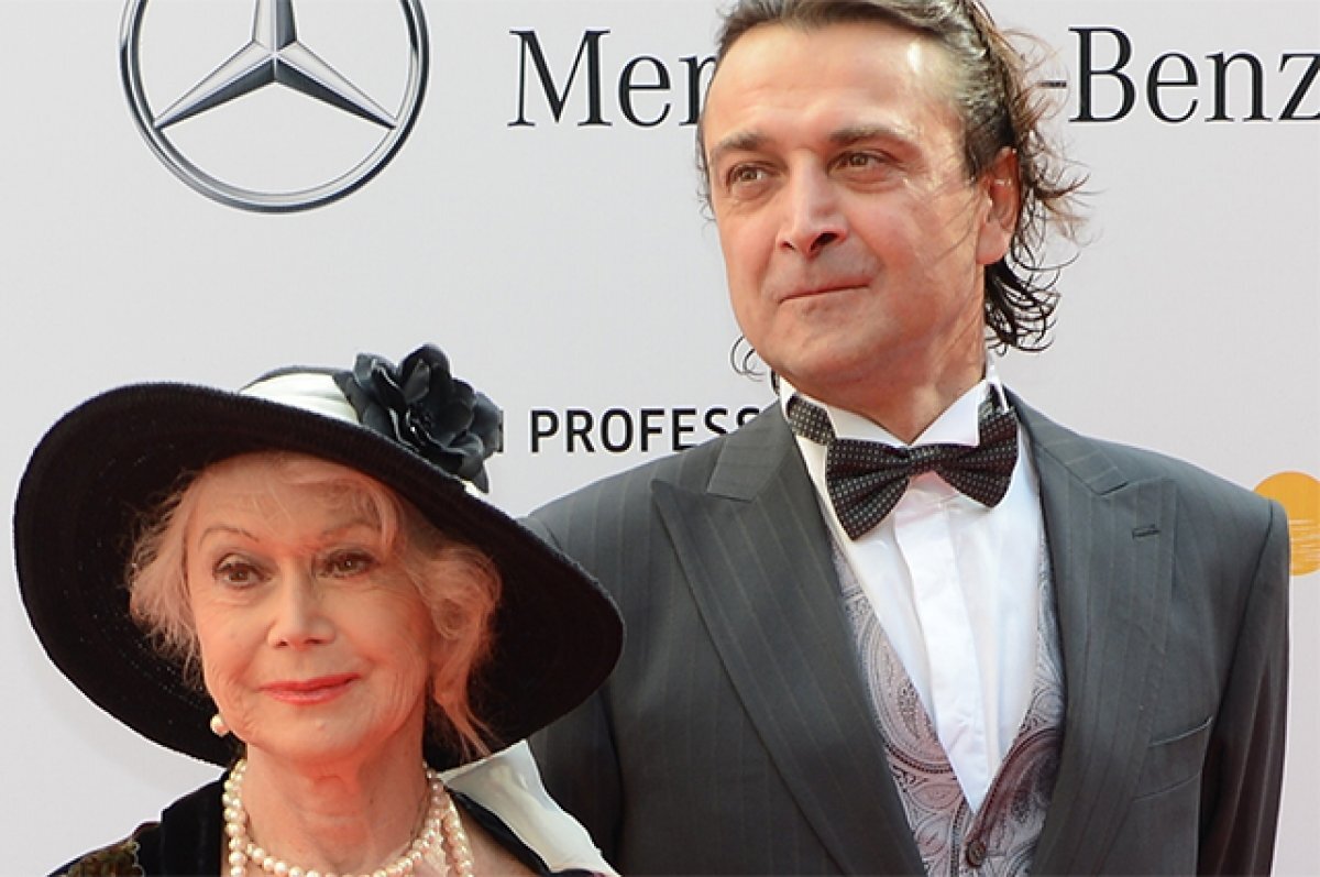    Артистка театра и кино Светлана Немоляева с сыном, актером Александром Лазаревым.