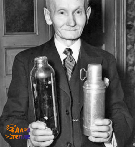 Рейнхольд Бургер с сосудом Дьюара слева и своим изобретением справа