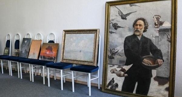 Картины Архипа Куинджи, Ивана Айвазовского и других художников, спасенные из Мариупольского краеведческого музея в Донецком республиканском краеведческом музее. Краеведческий музей Мариуполя утратил 95% фонда, уцелевшие экспонаты перевезены в Донецк📷
