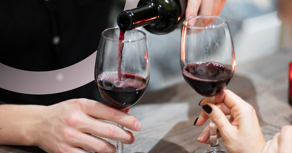 Зачастую красные вина не стоит наливать в бокал сразу после того, как вы открыли бутылку. Нужно дать ему «подышать». Это процесс называется аэрация.-2