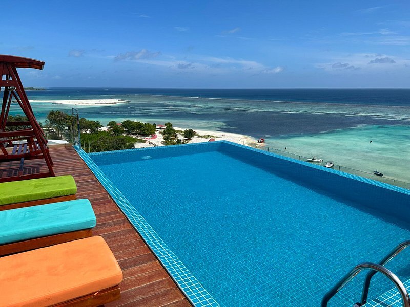 Бассейн на крыше отеля