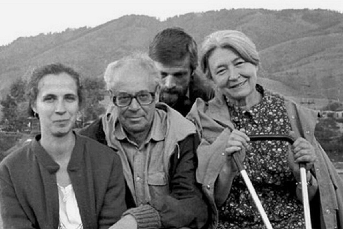 Зоя Светова, Феликс Светов, Виктор Дзядко, Зоя Крахмальникова на Алтае, 1986 г. / Общедоступное фото