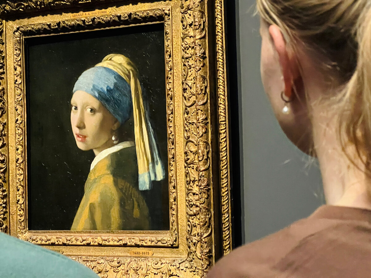 На картину «Девушка с жемчужной серёжкой» смотрит девушка с жемчужной серёжкой. Фотография из личного архива. 