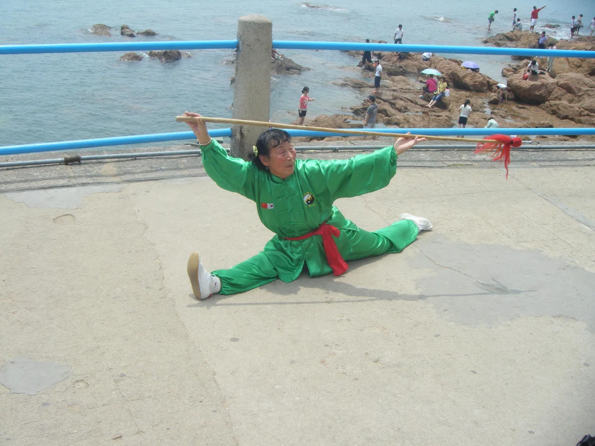 И в восемьдесят лет у нашей тетушки, сестры моего Учителя, отличная гибкость и подвижность.