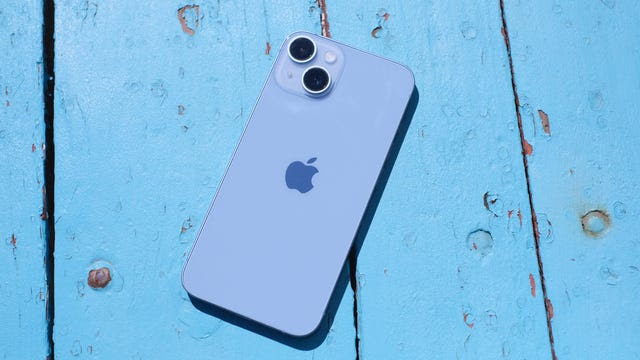 Технические характеристики: Процессор:  Apple A15 | Размер дисплея:  6,1 дюйма | Варианты хранения:  128 ГБ/256 ГБ/512 ГБ | Задние камеры:  Двойная 12-мегапиксельная (широкая, сверхширокая) | Фронтальная камера:  12MP f/1.9 | Цвета:  Синий, Фиолетовый, Полночь, Звездный свет, Красный ПРОДУКТ | Размер:  146,7 х 71,5 х 7,8 мм | Вес:  172 г | Стартовая цена:  799 долларов. 