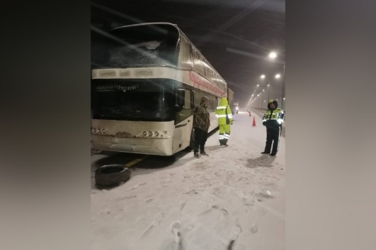    На воронежской трассе ночью в мороз сломался автобус с 18 пассажирами