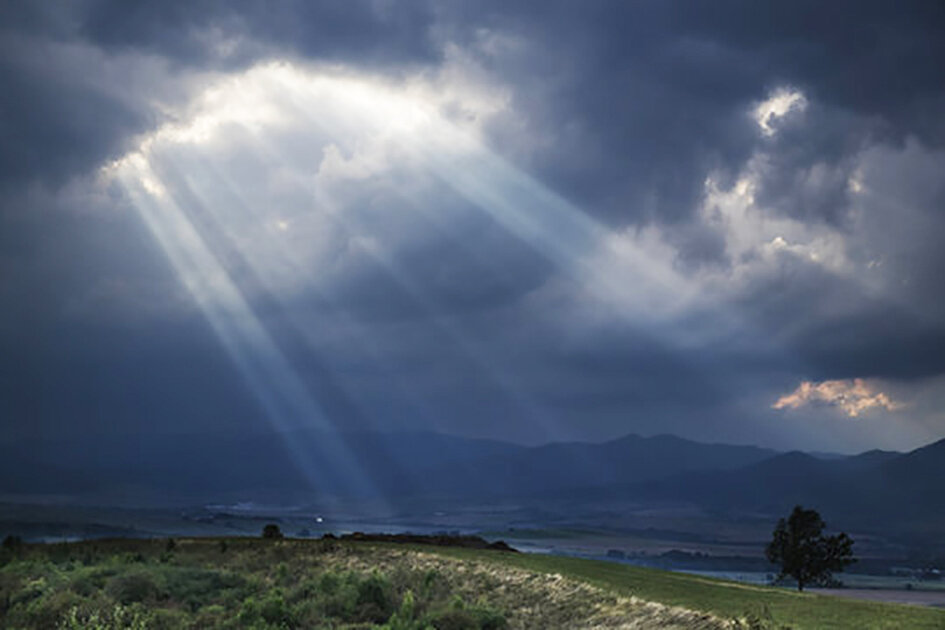 Образ солнечных лучей, прорывающихся из-за облаков, часто используют для иллюстрирования Божественного Откровения или "сошествия Святого Духа". Мы вынуждены использовать образы и понятия нашего мира, чтобы хоть как-то описать Непостижимое. 