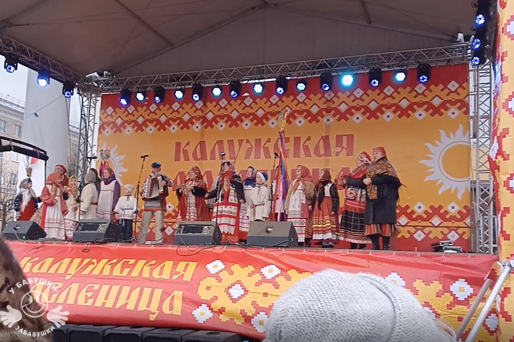 Народные коллективы на сцене (фото автора)