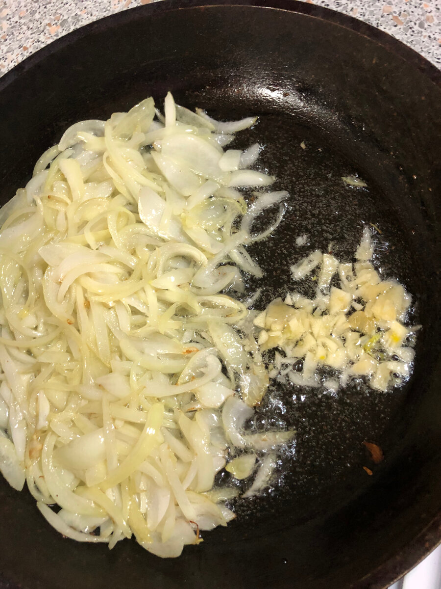 Разогреваем подсолнечное масло. Сильно, но не до дыма. Бросаем лук(его вы можете нарезать как вам удобней , обжариваем буквально 4-5 минут сто бы лук остался хрустящим и добавляем туда красный перец. В этот момент главное не спалить перец - он сгорает буквально за пару секунд. Добавляем давленый или резаный чеснок, обжариваем еще пару секунд. 