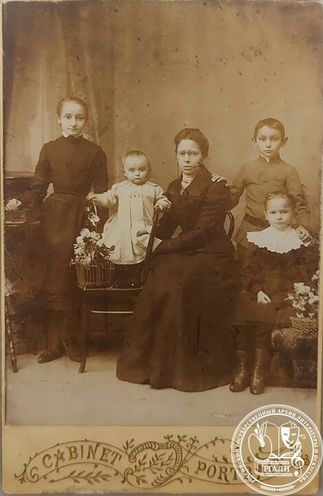 Фотография В.И. Пудовкина с мамой, братом и сестрами. [1900 г.] РГАЛИ. Ф. 2060.