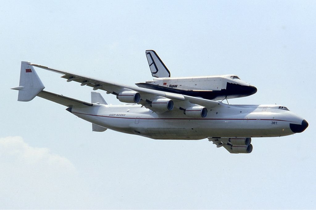      Ан-225 с «Бураном» на Парижском авиашоу. Фото: Ralf Manteufel / wikipedia.org