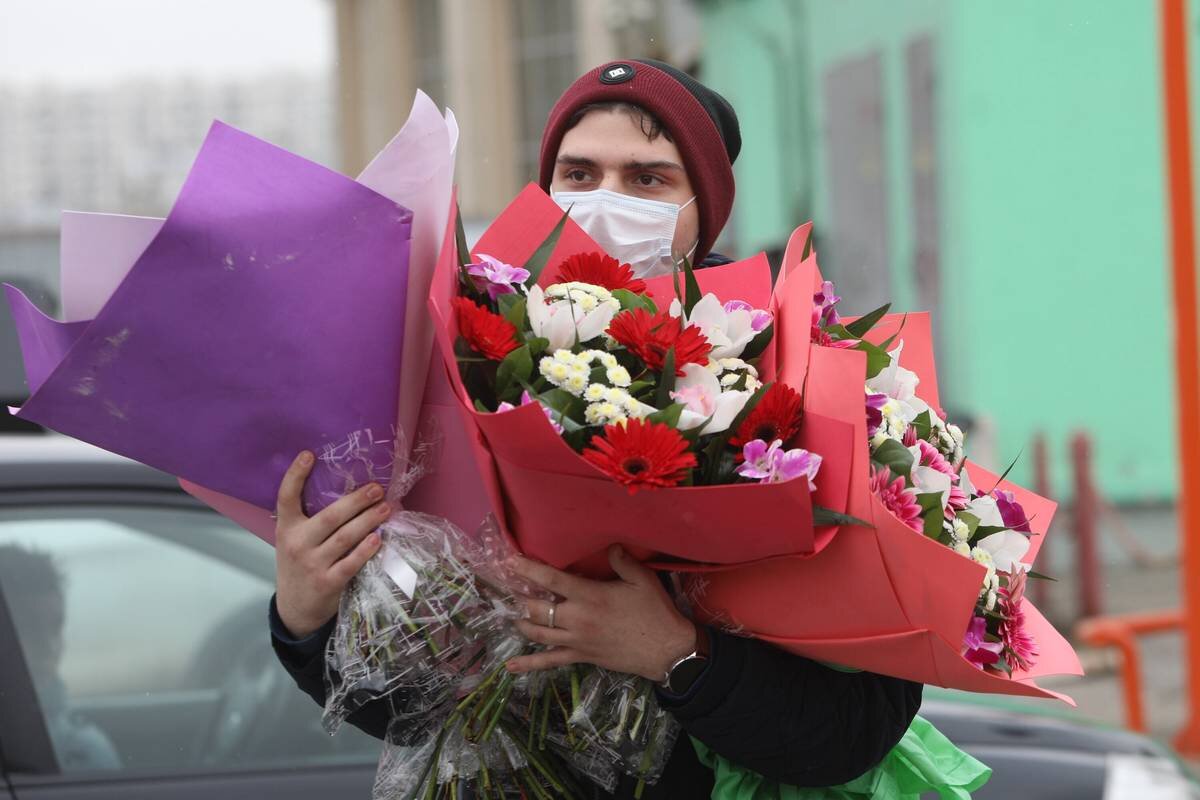 В преддверии международного женского дня 8. Женщина с цветами.