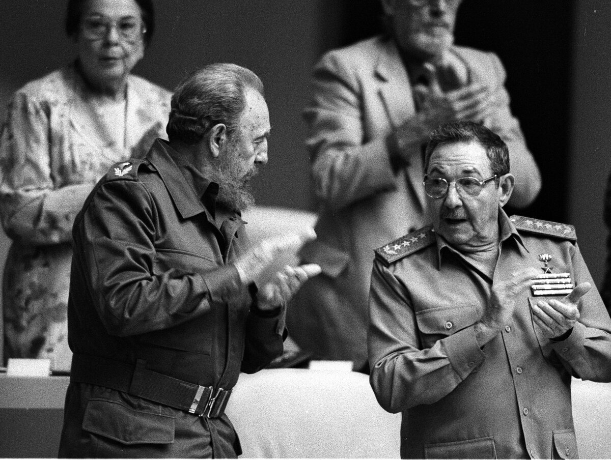    Фидель и Рауль Кастро. 2001 Estudios Revolución Consejo de Estado de Cuba