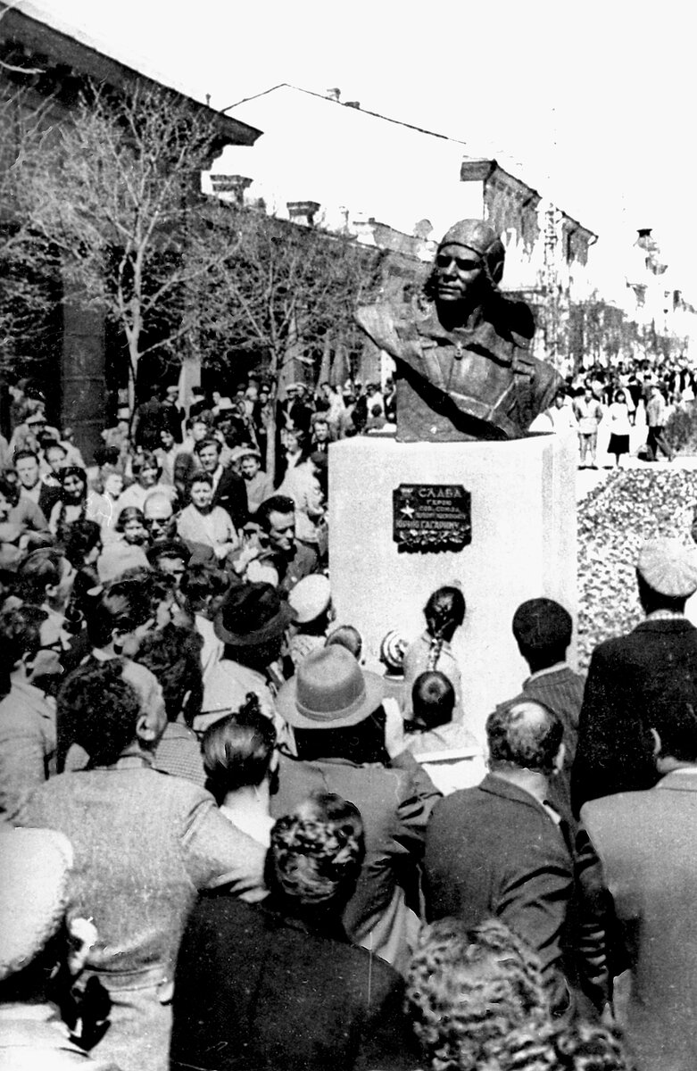 Народ тут же собрался возле памятника