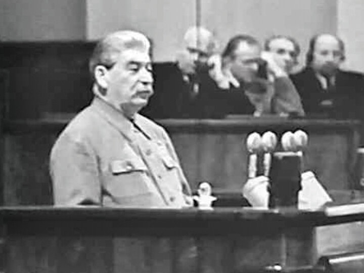     Сталин на трибуне XIX съезда КПСС, 14 октября 1952 года. / ru.wikipedia.org