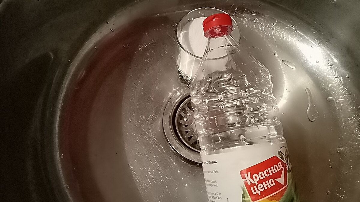 Воду лить стакан. Что залить в раковину от засора. Использовать горячую воду.