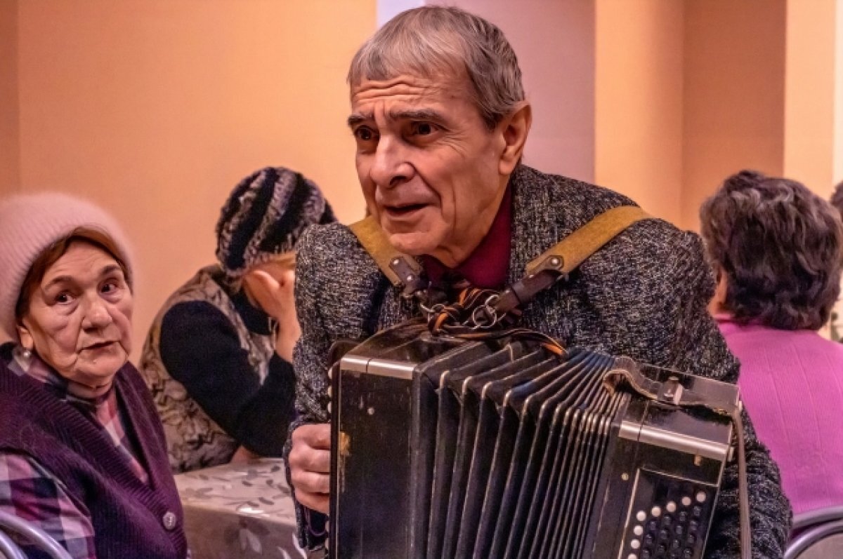    Анатолий Бриц и сейчас продолжает выступать. Например, в социальной столовой на улице Кольцовская.