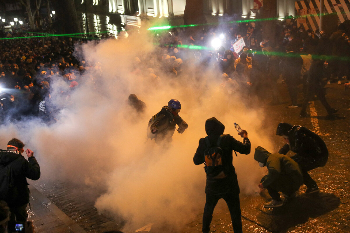 Беспорядки в грузии. Протесты в Тбилиси. Протестующие в Грузии. Слезоточивый ГАЗ.