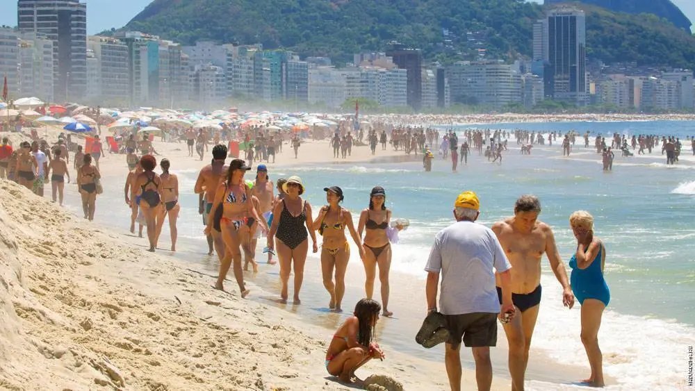 Известный всему миру пляж Копакабана расположенный в одноимённом районе на юге Рио-де-Жанейро, место не только отдыха жителей города и многочисленных туристов.