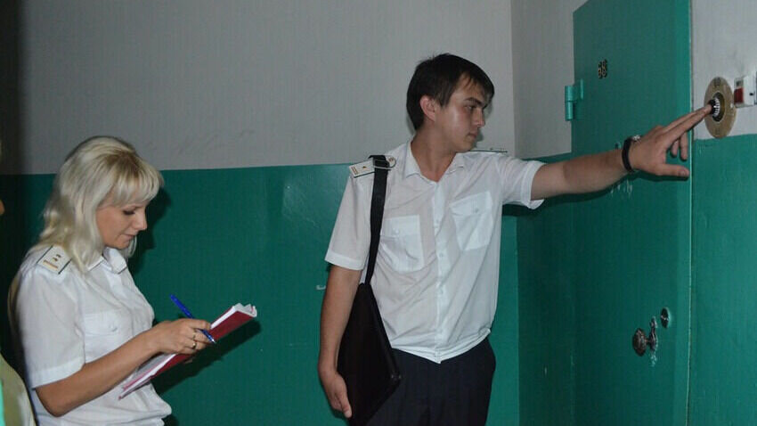     Волгоградские судебные приставы нашли злостного алиментщика через сайт бесплатных объявлений. Объявленный в исполнительный розыск мужчина торговал парфюмом в другом регионе и не сразу понял, что под видом покупателей к нему пришли должностные лица, передает пресс-служба ГУФССП по региону.