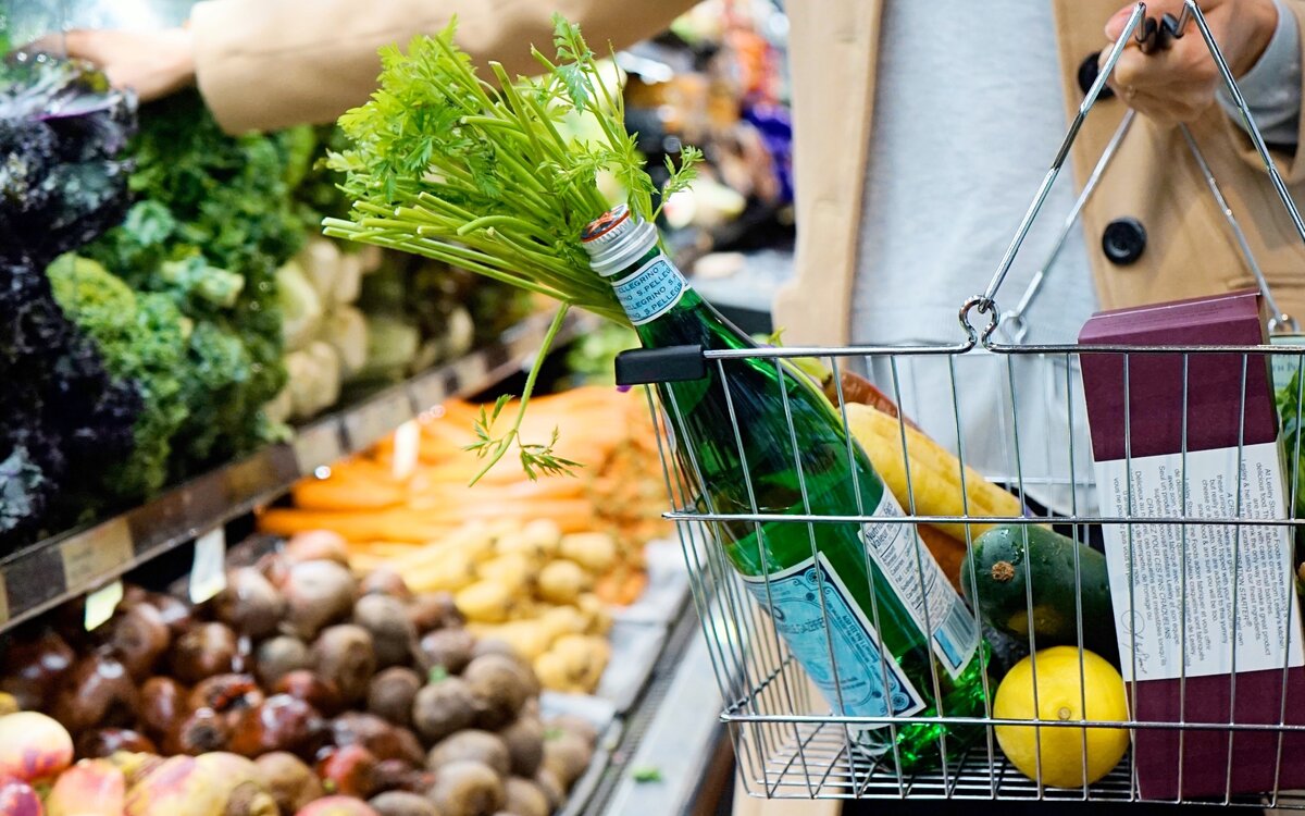 Хочется верить, что в магазинах всегда свежий товар, как на фото. Но увы это не всегда так.