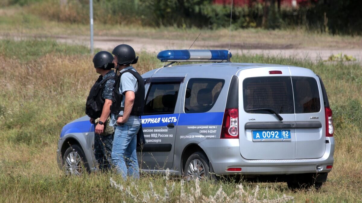    Сотрудники МВД РФ возле села Азовское Джанкойского района, где идут восстановительные работы железнодорожных путей, поврежденных в результате детонации боеприпасов в селе Майское © РИА Новости / Макс Ветров