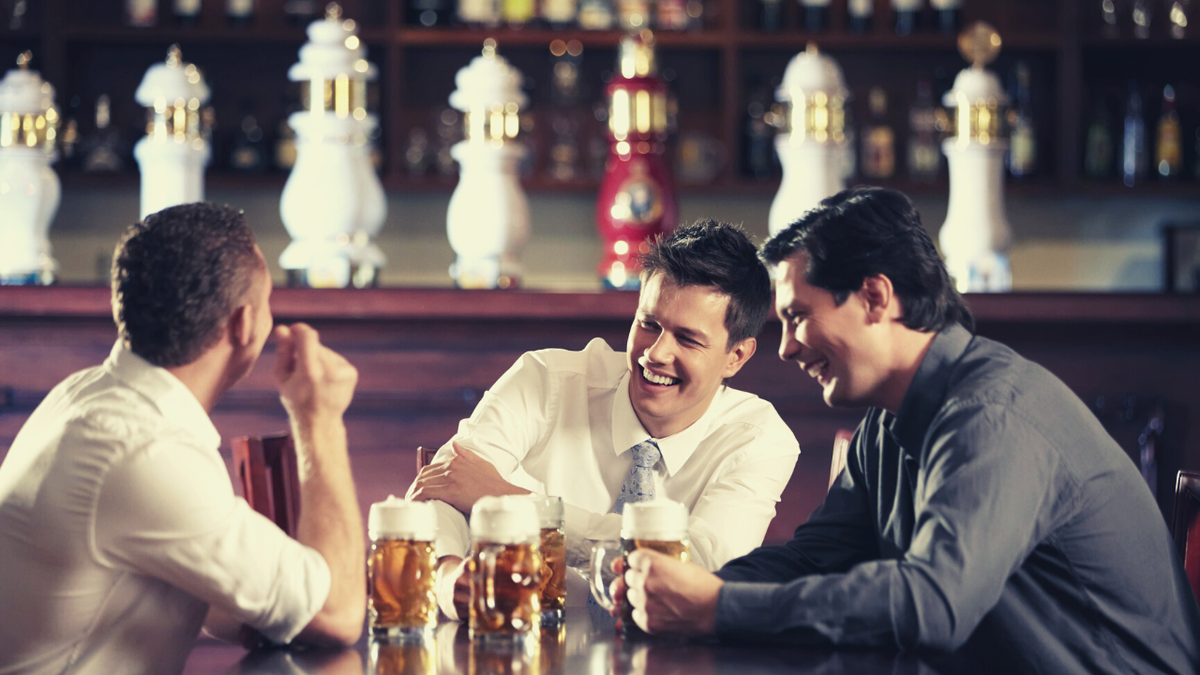 Парень пошел в бар с другом. Мужчина с друзьями в баре. Парень пошел в бар с другом. Парень пошел в бар с другом. Люди в пабе.