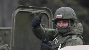    8127677 26.02.2022 Российский военнослужащий в колонне военной техники на шоссе возле границы с Украиной в Армянске. Константин Михальчевский / РИА Новости Екатерина Глазкова