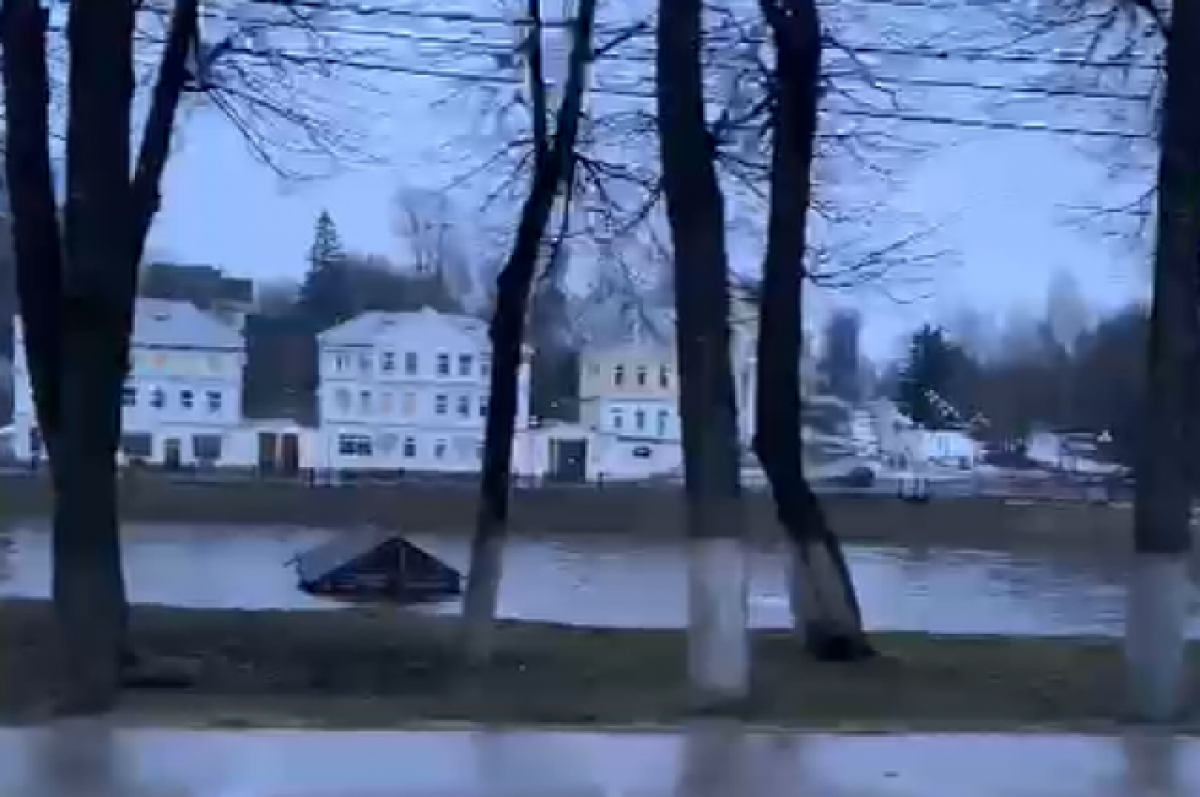    Уплывший по реке в Тверской области дом оказался декорацией к фильму