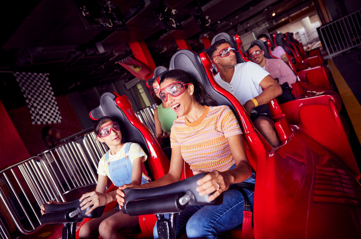 Тематический парк Ferrari World недавно запустил новый аттракцион американских горок Mission Ferrari