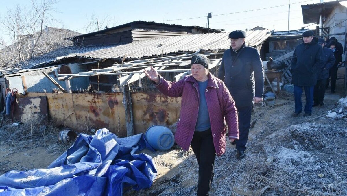     Помимо дороги, в поселке из-за паводка пострадали дома и приусадебные участки.