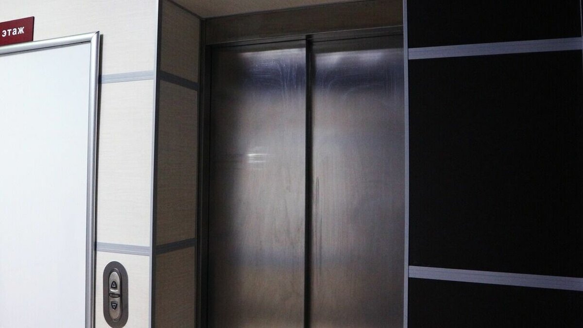     14-летний подросток из Оренбурга оказался в ловушке, зайдя в неисправный лифт в доме по улице Ямашева.