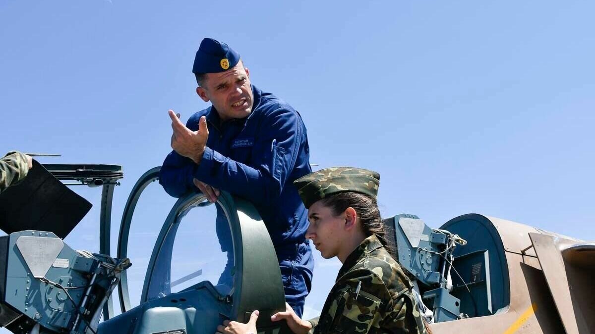     В летных училищах России практически нет в наличии учебных самолетов, а курсанты заявляют о нехватке запасных частей для машин, сообщили «Новые известия».