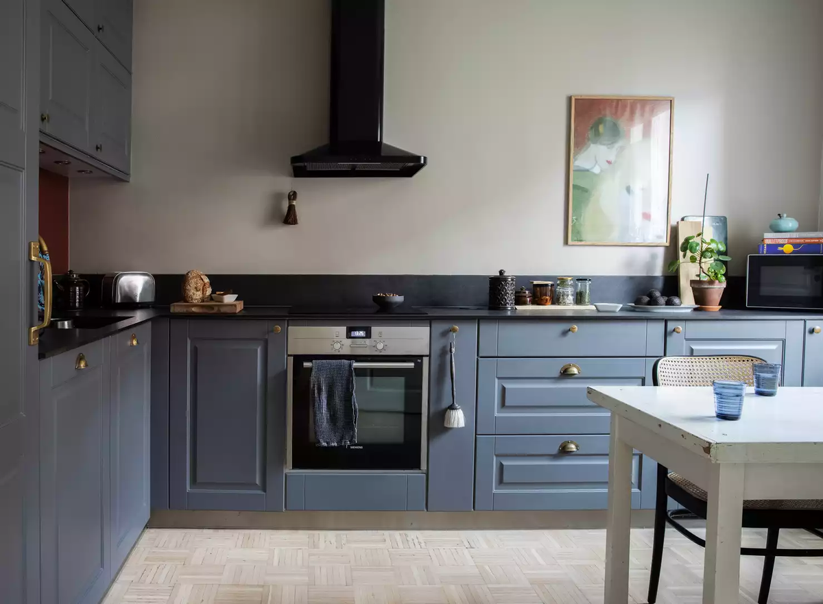 Метраж квартиры — 87 квадратов. На этой площади разместились рабочий кабинет с гостиной, две спальни и большая кухня-столовая