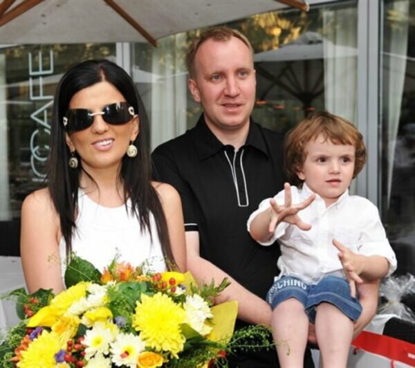    Диана Гурцкая с Петром Кучеренко и маленьким Костантином. Фото: