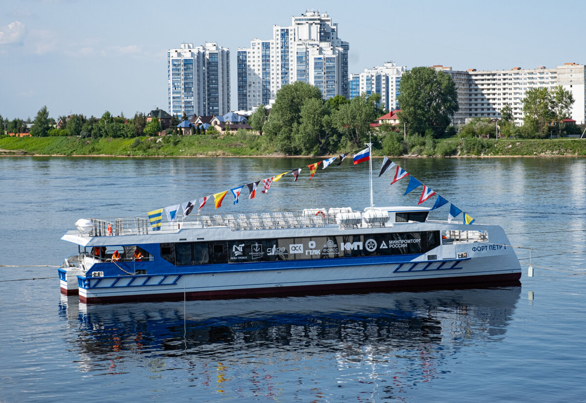 На СНСЗ спустили на воду пассажирский катамаран "Форт Пётр I" 