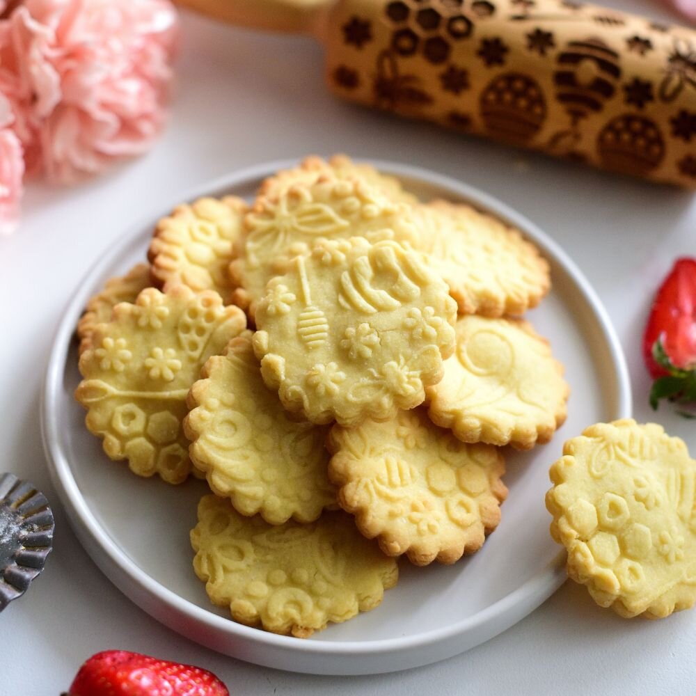 Печенье приготовлено при помощи малой скалки с узором Пчёлки