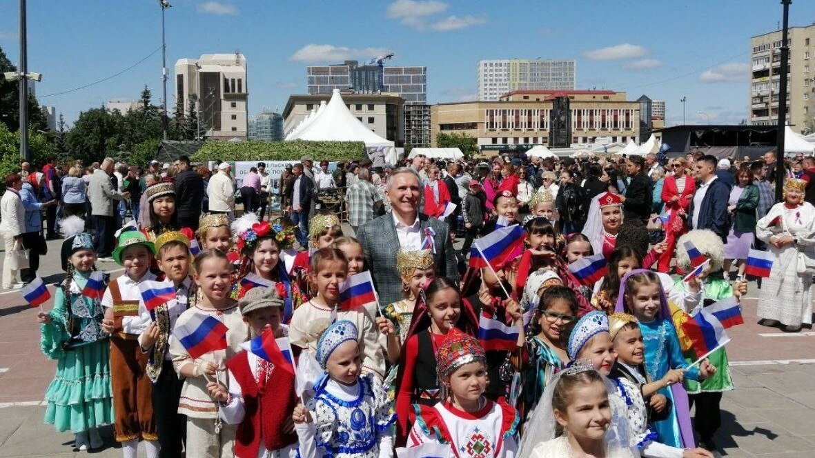     В Тюмени на площади 400-летия города стартовал областной фестиваль «Мост дружбы». В эти минуты на площадке идет концертная программа «Мы вместе», посвященная Дню России.