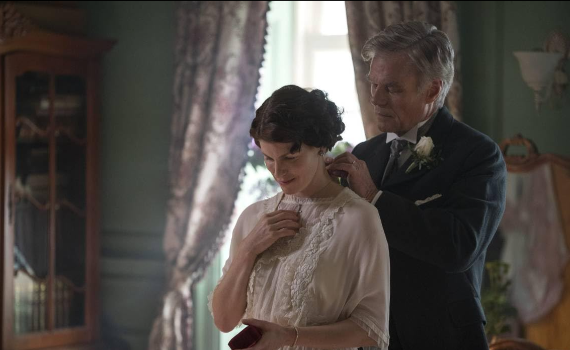 Кадр из сериала "Цветы на чердаке: Начало /Flowers in the Attic: The Origin"