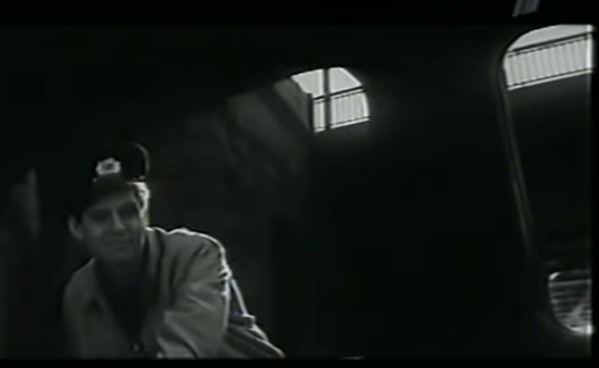 "Это мой шеф напоследок? Надо же!" - говорит автомобиль. "Влип", - улыбается таксист в форменной фуражке. "Ну это еще неизвестно, кто клип", - отвечает машина.