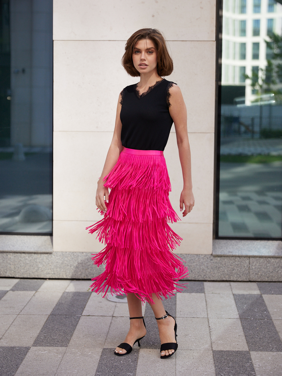 Что носить летом, чтобы выглядеть стильно и чувствовать себя максимально комфортно?  Ответ прост - подходят все варианты! Платья, юбки, брюки, костюмы, главное знать, как их сочетать!-29