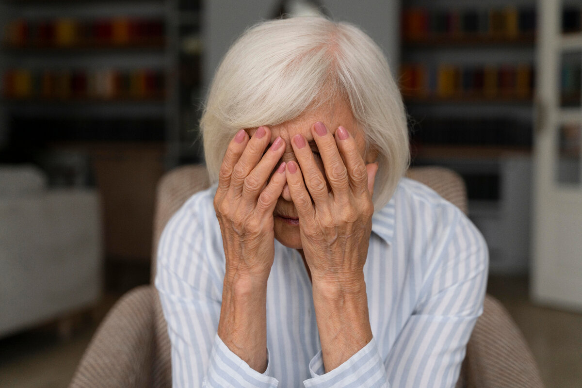 Источник картинки https://www.freepik.com/free-photo/elderly-woman-confronting-alzheimer-s-disease_16518426.htm#query=%D0%B3%D1%80%D1%83%D1%82%D1%81%D0%BD%D0%B0%D1%8F%20%D0%B1%D0%B0%D0%B1%D1%83%D1%88%D0%BA%D0%B0&position=4&from_view=search&track=ais