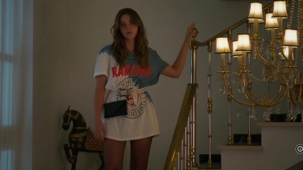 Испанская мелодрама для тех, кого мучает ностальгия по вайбам «Трёх метров над уровнем неба». Фильм был основан на книге писательницы Мерседес Рон, которая также работала и над сценарием. 